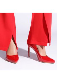 Wittchen - Szpilki ze skóry lakierowanej klasyczne czerwone. Okazja: na co dzień, na ślub cywilny, na wesele. Kolor: czerwony. Materiał: lakier, skóra. Obcas: na szpilce. Styl: klasyczny. Wysokość obcasa: wysoki #3