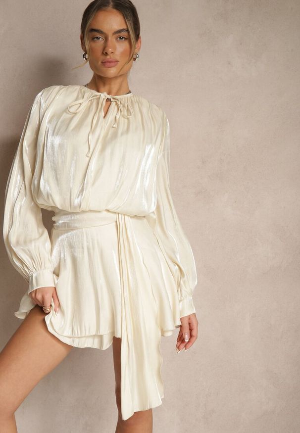 Renee - Beżowa Sukienka z Wiskozy z Falbanką i Wiązaniem Finlio. Okazja: na imprezę, na co dzień. Kolor: beżowy. Materiał: wiskoza. Styl: elegancki, klasyczny, casual