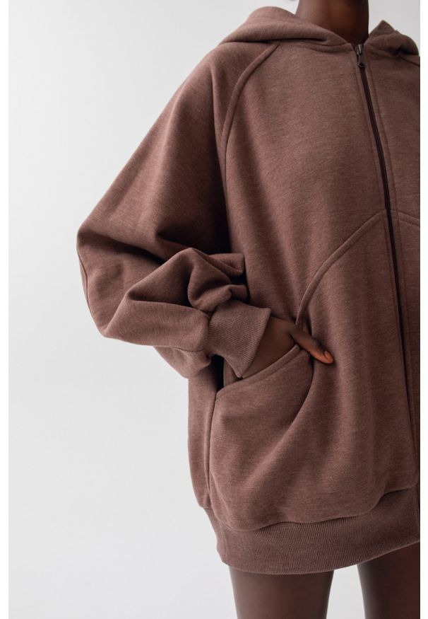 Marsala - Bluza typu oversize rozpinana z ociepleniem w kolorze MILK CHOCOLATE MELANGE - DALLAS. Typ kołnierza: kaptur. Materiał: włókno, dresówka, dzianina, bawełna, poliester. Wzór: melanż, geometria. Styl: sportowy