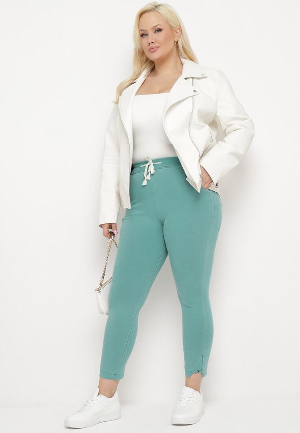 Born2be - Jasnozielone Spodnie Skinny ze Sznurkiem w Pasie i Kieszeniami Irfana. Okazja: na co dzień. Kolor: zielony. Styl: elegancki, casual