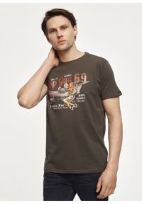 Ochnik - Oliwkowy T-shirt męski Top Gun. Kolor: oliwkowy. Materiał: bawełna. Długość rękawa: krótki rękaw. Długość: krótkie. Wzór: nadruk
