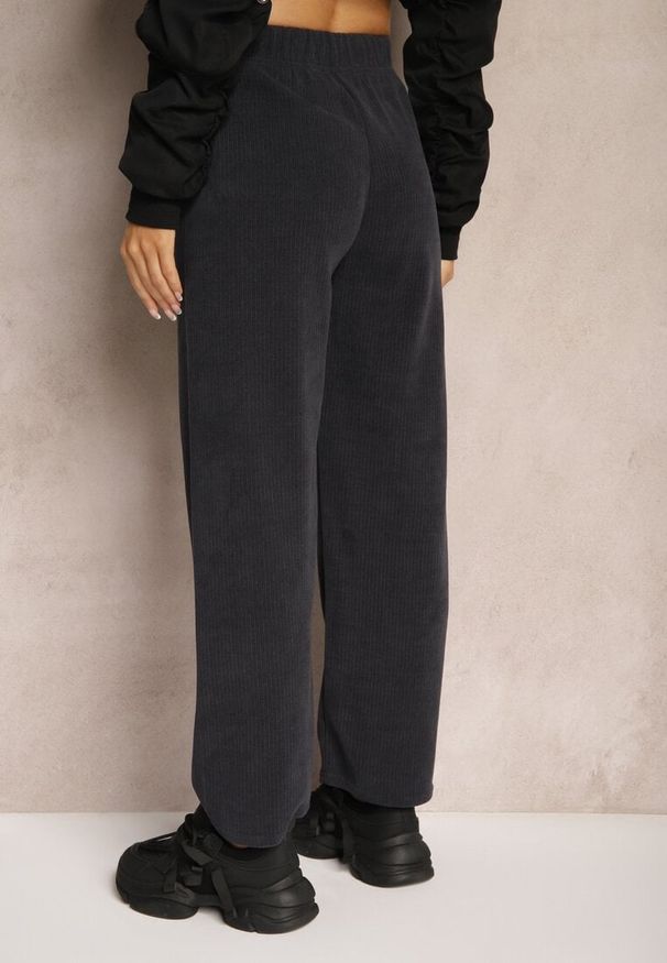 Renee - Ciemnoszare Spodnie Dresowe Prążkowane o Szerokim Kroju High Waist Iriallia. Okazja: na co dzień. Stan: podwyższony. Kolor: szary. Materiał: dresówka, prążkowany. Styl: elegancki, casual
