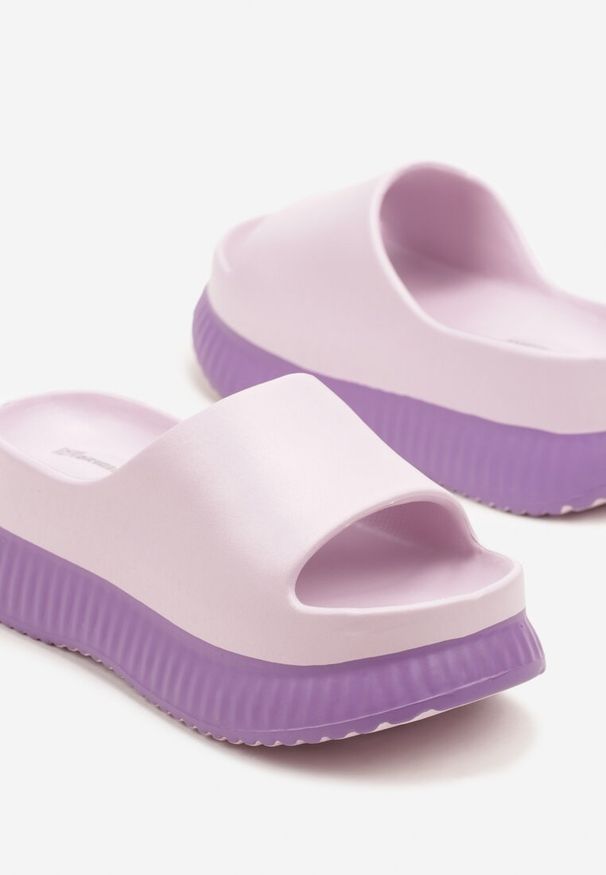 Born2be - Fioletowe Klapki na Grubej Tłoczonej Podeszwie Vallirea. Okazja: na co dzień, na spacer. Kolor: fioletowy. Wzór: kwiaty. Sezon: lato. Styl: casual, elegancki
