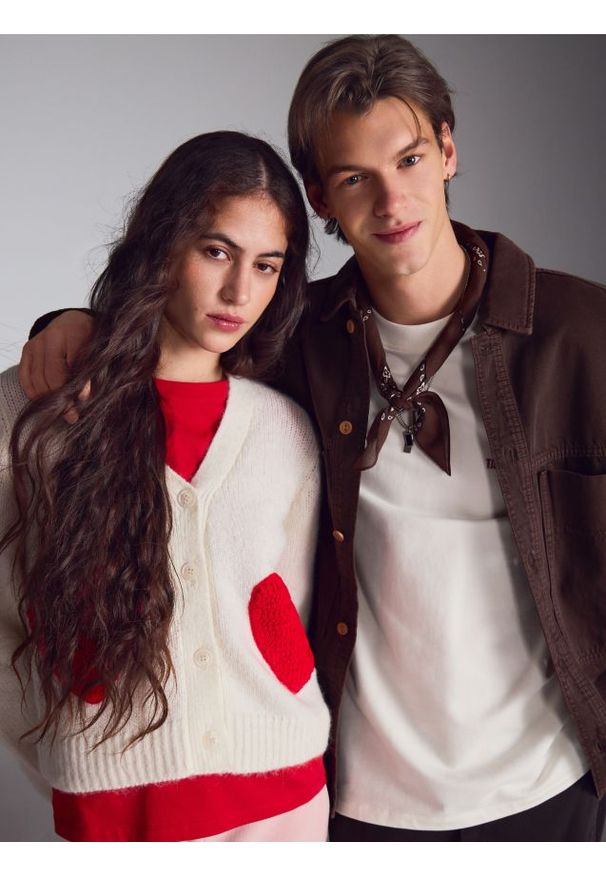 Reserved - Kardigan z haftem - kremowy. Kolor: kremowy. Materiał: dzianina, wełna. Wzór: haft