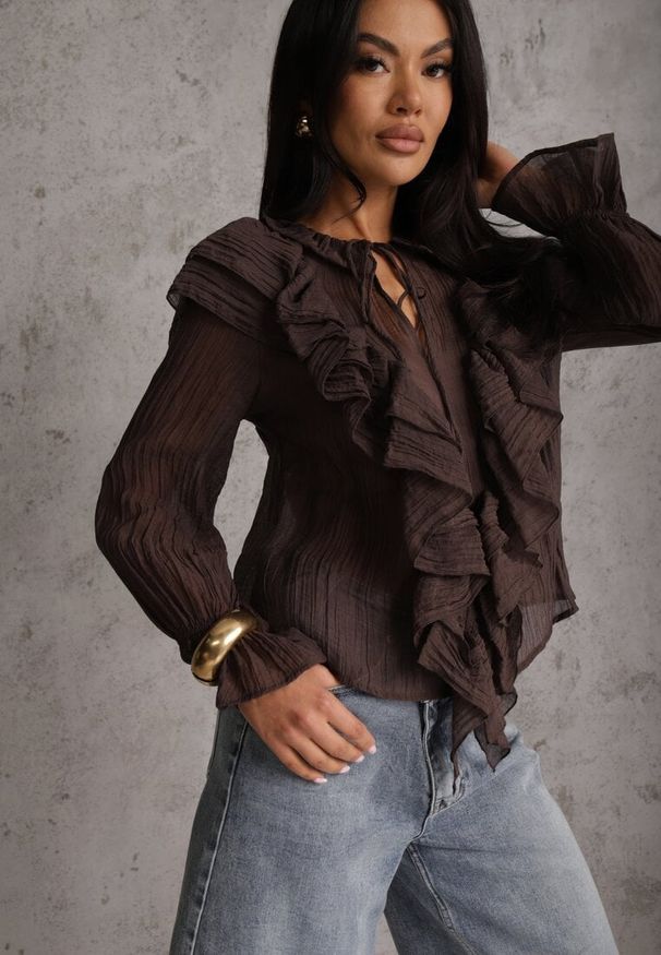 Renee - Brązowa Bluzka z Lyocellem w Stylu Boho z Wiązaniem pod Szyją i Falbanami Tasimi. Okazja: na co dzień. Kolor: brązowy. Materiał: jeans. Styl: boho
