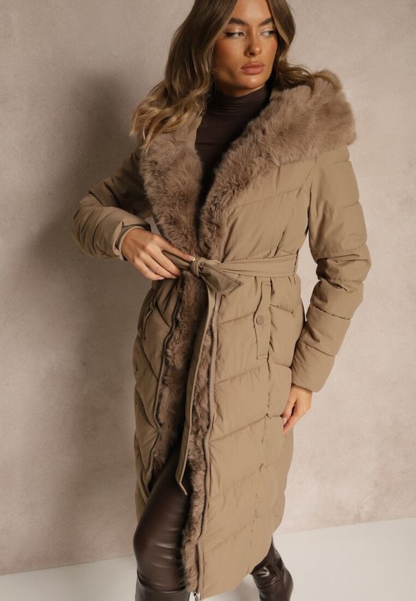 Renee - Beżowa Kurtka z Pikowanymi Przeszyciami Futerkiem i Paskiem Serapella. Okazja: na spacer, na imprezę. Kolor: beżowy. Materiał: futro