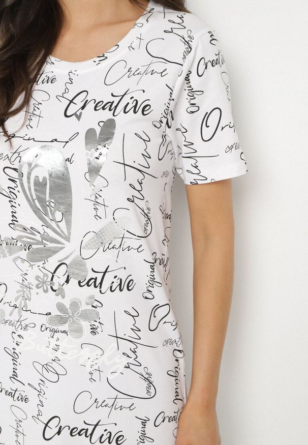 Born2be - Biała Bawełniana Sukienka o T-shirtowym Kroju z Ozdobnym Nadrukiem Feviressa. Okazja: na co dzień. Kolor: biały. Materiał: bawełna. Długość rękawa: krótki rękaw. Wzór: nadruk. Sezon: lato. Styl: casual, elegancki