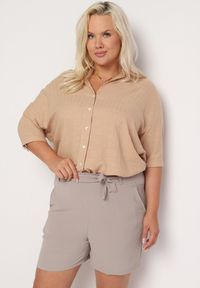 Born2be - Ciemnobeżowe Szorty Typu Bermudy z Wysokim Stanem z Gumką w Pasie i Wiązaniem Seviiana. Okazja: na co dzień. Stan: podwyższony. Kolekcja: plus size. Kolor: beżowy. Materiał: koronka, materiał. Wzór: koronka. Sezon: lato. Styl: elegancki, casual #4