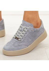 Szare skórzane półbuty damskie Filippo Dp7524/26. Okazja: na co dzień. Nosek buta: okrągły. Zapięcie: sznurówki. Kolor: szary. Materiał: nubuk, skóra. Sezon: wiosna, lato, jesień. Obcas: na płaskiej podeszwie. Styl: casual, klasyczny, elegancki #1