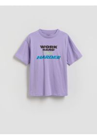 Reserved - T-shirt z nadrukiem - fioletowy. Kolor: fioletowy. Materiał: dzianina, bawełna. Wzór: nadruk #1