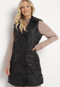 Born2be - Czarna Pikowana Kamizelka z Odpinanym Kapturem i Ściągaczami Lorianvia. Okazja: na spacer, na co dzień. Kolor: czarny. Materiał: jeans. Styl: casual, elegancki, sportowy #1