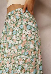 Renee - Zielona Bawełniana Spódnica Maxi z Troczkiem i Printem w Kwiaty Yibji. Kolor: zielony. Materiał: bawełna. Wzór: kwiaty, nadruk. Styl: boho