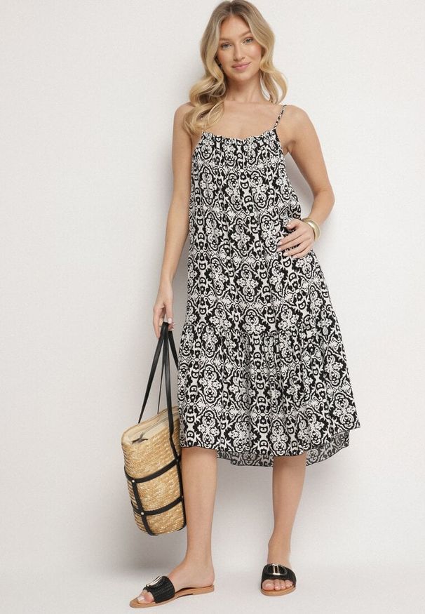 Born2be - Czarna Rozkloszowana Sukienka na Ramiączkach z Bawełny w Ornamentalny Wzór Valpio. Okazja: na spacer. Typ kołnierza: dekolt kwadratowy. Kolor: czarny. Materiał: bawełna. Długość rękawa: na ramiączkach