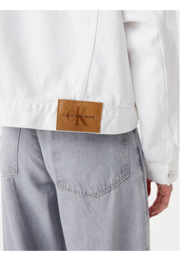 Calvin Klein Jeans Kurtka jeansowa J20J225181 Biały Boxy Fit. Kolor: biały. Materiał: bawełna