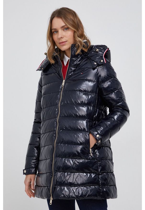 TOMMY HILFIGER - Tommy Hilfiger Kurtka damska kolor granatowy zimowa. Kolor: niebieski. Sezon: zima
