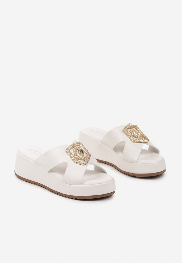 Born2be - Białe Klapki na Koturnie z Geometryczną Ozdobą Firavina. Okazja: na co dzień. Nosek buta: otwarty. Kolor: biały. Materiał: jeans. Wzór: aplikacja, geometria. Sezon: lato. Obcas: na koturnie. Styl: elegancki, klasyczny, casual