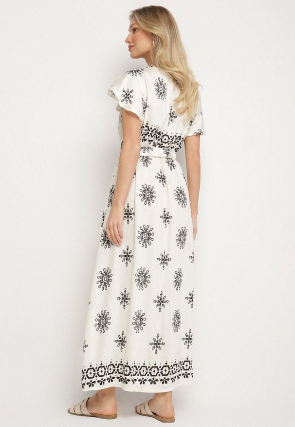 Born2be - Jasnobeżowa Sukienka w Ornamentalny Wzór z Elastycznym Paskiem Tosvanna. Okazja: na co dzień. Kolor: beżowy. Długość rękawa: krótki rękaw. Wzór: aplikacja. Typ sukienki: kopertowe, proste. Styl: casual, klasyczny, elegancki