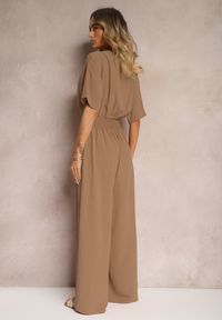 Renee - Brązowy Taliowany Kombinezon z Zakładkowym Dekoltem i Gumką w Pasie Vimalynna. Okazja: na co dzień. Kolor: brązowy. Styl: klasyczny, elegancki, casual #3