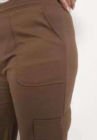 Born2be - Brązowe Spodnie z Gumką w Talii z Szerokimi Nogawkami i Dużymi Kieszeniami Ubavia. Kolor: brązowy. Materiał: tkanina #5