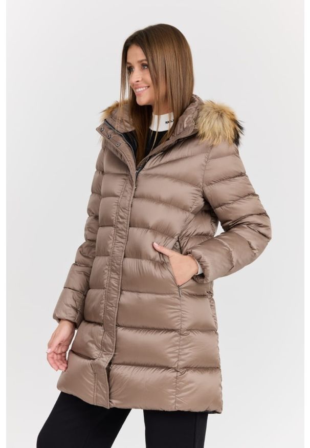 Hetrego - HETREGO Beżowa damska kurtka puchowa Leonie Quilted Woman Jacket With Detached Hood, Rozmiar 38 EU - 42 IT. Okazja: na co dzień. Kolor: beżowy. Materiał: puch. Długość rękawa: długi rękaw. Długość: długie. Styl: casual