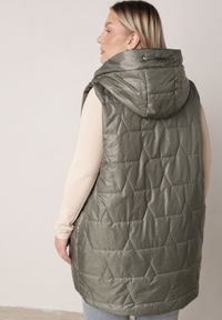 Born2be - Zielona Kamizelka z Nieodpinanym Kapturem i Geometrycznym Pikowaniem Kalousa. Okazja: na co dzień. Kolor: zielony. Materiał: jeans, dresówka. Długość rękawa: długi rękaw. Wzór: geometria. Styl: casual, klasyczny #7