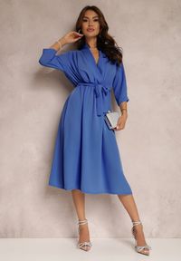 Renee - Niebieska Sukienka Canopis. Typ kołnierza: dekolt kopertowy. Kolor: niebieski. Materiał: materiał, tkanina. Typ sukienki: kopertowe. Styl: elegancki. Długość: midi #1