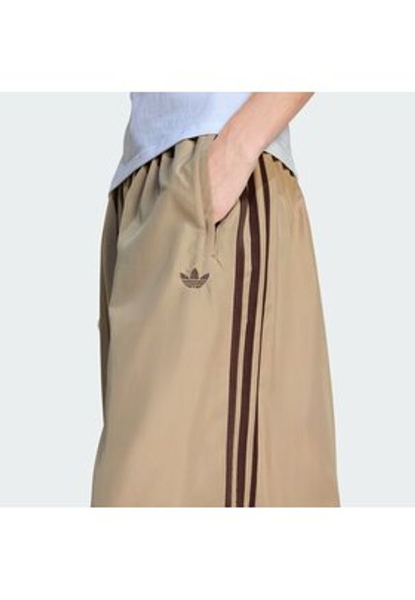 Adidas - adidas Spodnie dresowe Firebird Adilenium KD6300 Beżowy Regular Fit. Kolor: beżowy. Materiał: syntetyk