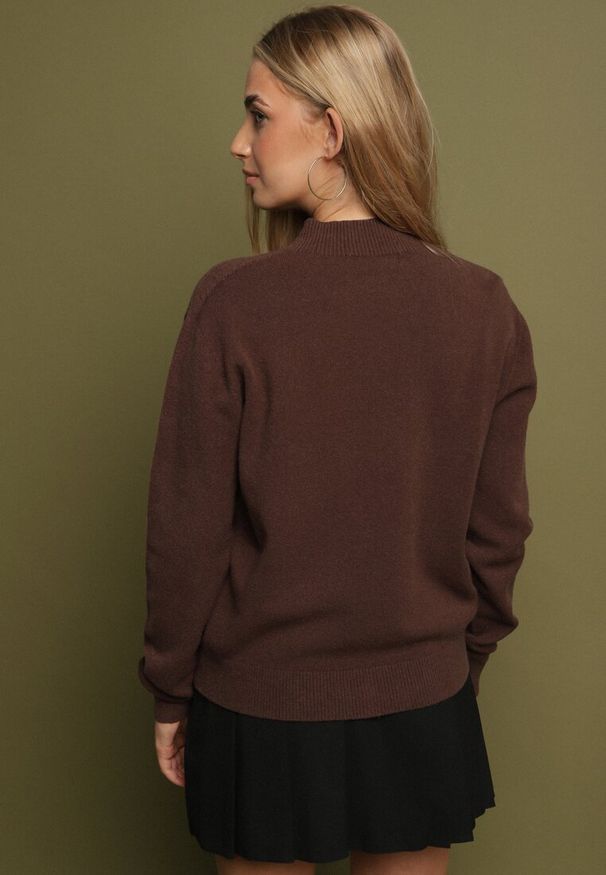 Born2be - Brązowy Sweter z Wełną i Wiskozą o Prostym Fasonie z Półgolfem Giolera. Okazja: do pracy, na co dzień, na spotkanie biznesowe. Kolor: brązowy. Materiał: wełna, wiskoza. Długość rękawa: długi rękaw. Długość: długie. Styl: casual, elegancki, biznesowy