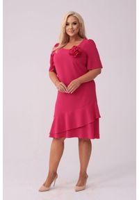 Moda Size Plus Iwanek - Elegancka amarantowa sukienka Evelyn na wesele PLUS SIZE XXL. Okazja: na wesele, na ślub cywilny. Typ kołnierza: kołnierz z falbankami. Kolekcja: plus size. Kolor: różowy. Wzór: gładki, aplikacja, kwiaty. Typ sukienki: dla puszystych. Materiał: tkanina, elastan, poliester. Sezon: wiosna. Styl: elegancki. Długość: midi