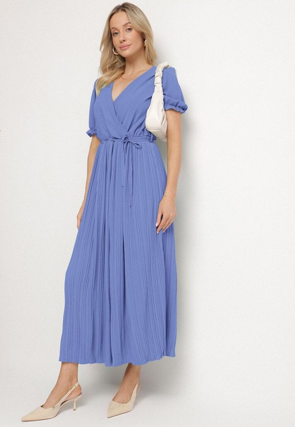 Born2be - Niebieska Kopertowa Sukienka z Bawełną i Paskiem Ivellevia. Okazja: na co dzień. Typ kołnierza: dekolt w serek. Kolor: niebieski. Materiał: bawełna. Długość rękawa: długi rękaw. Sezon: lato. Typ sukienki: kopertowe. Styl: klasyczny, casual, elegancki