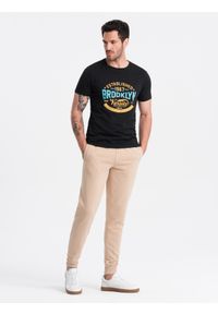 Ombre Clothing - Męskie bawełniane spodnie joggery dresowe BASIC – beżowe V6 - Rozmiar: XL. Okazja: na co dzień. Kolor: beżowy. Materiał: dresówka, bawełna. Wzór: aplikacja. Styl: sportowy, casual, elegancki
