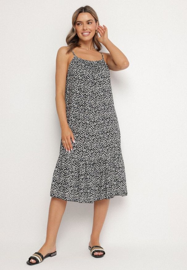 Born2be - Czarna Rozkloszowana Sukienka z Bawełny w Kwiatowy Wzór Nilaretia. Okazja: na co dzień. Kolor: czarny. Materiał: bawełna. Długość rękawa: na ramiączkach. Wzór: kwiaty. Sezon: lato. Typ sukienki: rozkloszowane. Styl: casual