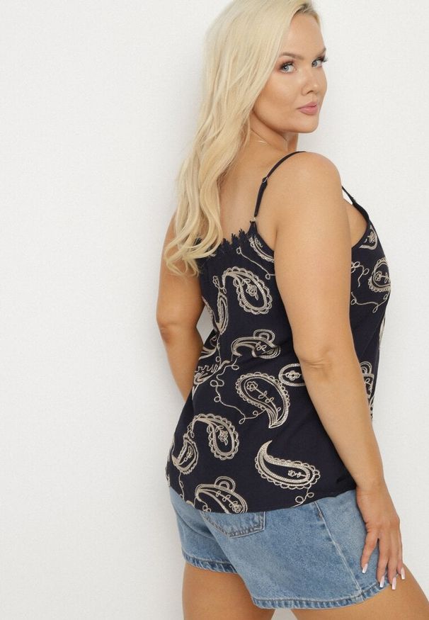 Born2be - Granatowy Top na Cienkich Ramiączkach z Haftem i Metaliczną Nicią Palinoria. Okazja: na co dzień, na spacer. Kolor: niebieski. Materiał: jeans. Długość rękawa: na ramiączkach. Wzór: haft. Styl: klasyczny, elegancki, casual
