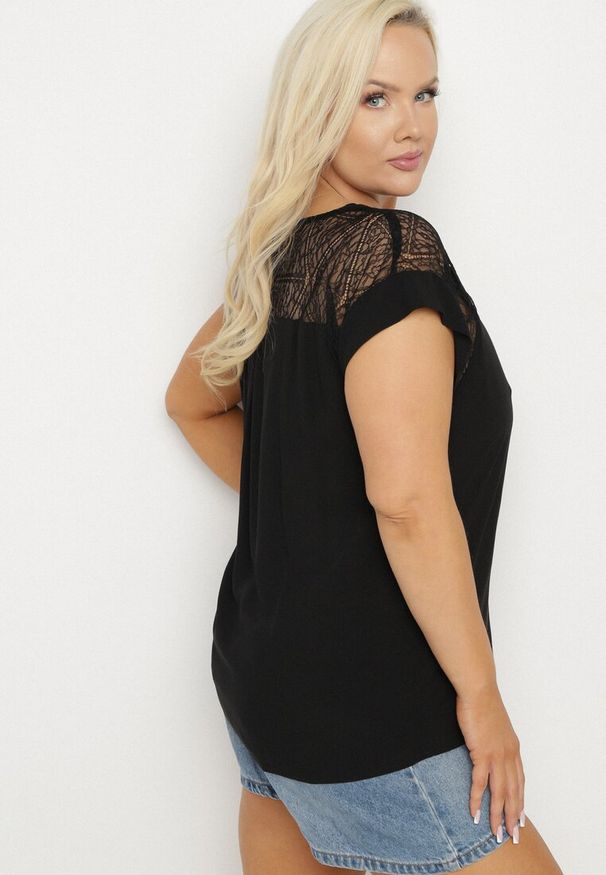 Born2be - Czarna Bluzka z Wiskozy z Przezroczystymi Wstawkami Zelauri. Okazja: na co dzień. Kolor: czarny. Materiał: wiskoza. Styl: casual, elegancki
