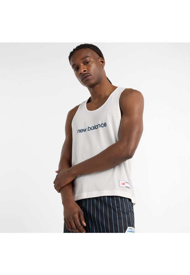 Koszulka męska New Balance MT51608BK – biała. Kolor: biały. Materiał: poliester, dresówka, materiał. Wzór: aplikacja, napisy