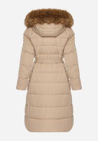 Born2be - Beżowa Długa Kurtka Pikowana z Kapturem z Futerkiem i Paskiem w Talii Avesiia. Okazja: do pracy, na spotkanie biznesowe. Typ kołnierza: kaptur. Kolor: beżowy. Materiał: futro. Długość: długie. Styl: biznesowy #2