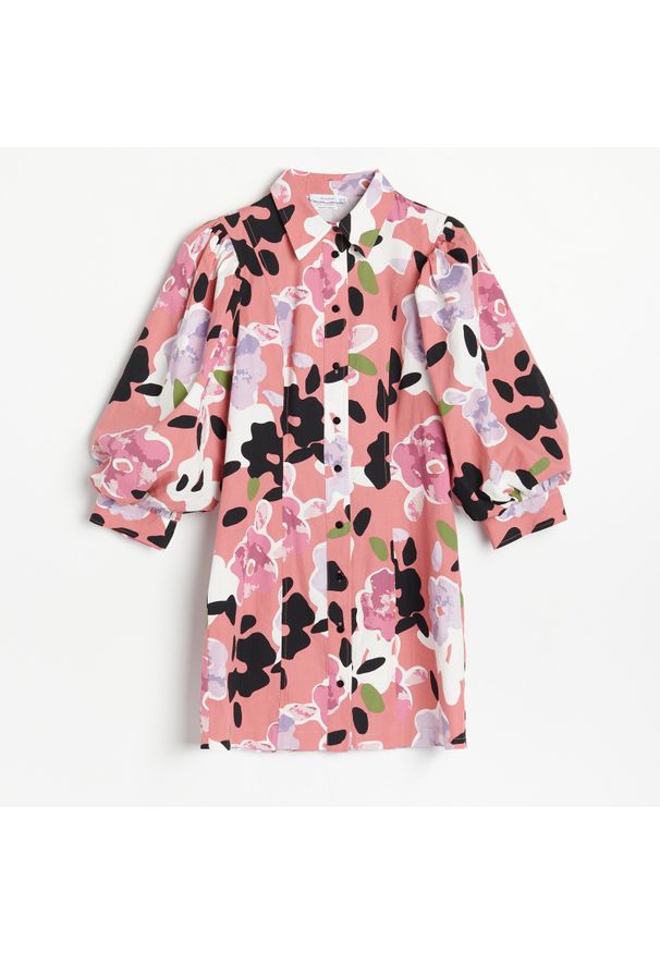 Reserved - Bawełniana sukienka z kwiatowym printem - Różowy. Kolor: różowy. Materiał: bawełna. Wzór: nadruk, kwiaty