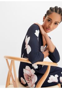 bonprix - Sukienka z dżerseju z dłuższym tyłem i wiązanym paskiem. Kolor: niebieski. Materiał: jersey. Wzór: nadruk, aplikacja #2