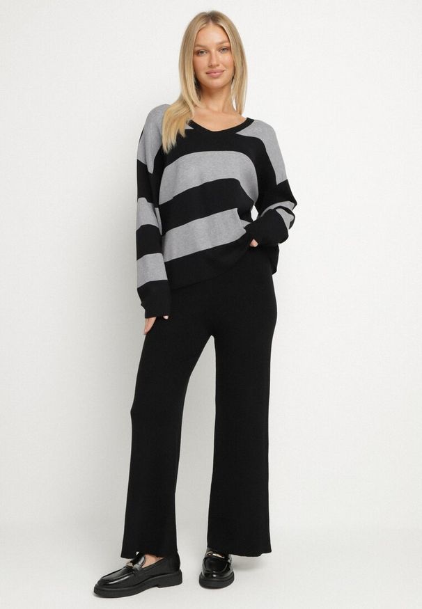 Born2be - Szary Dzianinowy Komplet Szerokie Spodnie i Sweter w Paski Falesea. Kolor: szary. Materiał: dzianina. Wzór: paski
