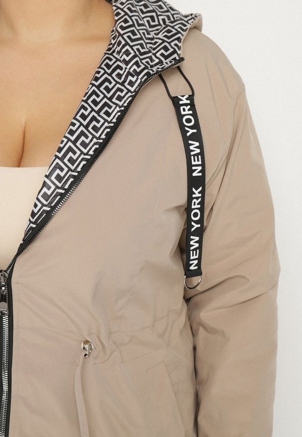 Born2be - Beżowa Kurtka Parka z Nieodpinanym Kapturem i Napisami Zolzia. Okazja: na co dzień. Kolor: beżowy. Wzór: napisy. Styl: casual