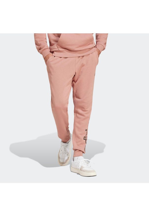 Adidas - Spodnie dresowe męskie ADIDAS. Kolor: różowy. Materiał: dresówka. Sport: joga i pilates