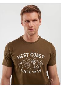 Big-Star - Koszulka męska z nadrukiem khaki Reddrez 303. Kolor: zielony. Materiał: materiał, dzianina, bawełna, jeans. Wzór: nadruk. Sezon: lato. Styl: klasyczny, wakacyjny #8