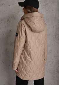 Renee - Brązowa Długa Kurtka Parka Pikowana z Kapturem Ozdobiona Aplikacją Rossea. Okazja: na co dzień. Typ kołnierza: kaptur. Kolor: brązowy. Materiał: poliester, jeans. Długość: długie. Wzór: aplikacja. Styl: casual, street #3