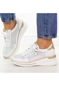 Białe skórzane półbuty damskie Filippo Dp7618/26. Okazja: na co dzień, na spacer. Nosek buta: okrągły. Zapięcie: sznurówki. Kolor: biały. Szerokość cholewki: normalna. Wzór: ażurowy. Materiał: skóra. Sezon: wiosna, lato. Obcas: na koturnie. Styl: casual, klasyczny, elegancki #1