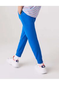 Lacoste - LACOSTE - Niebieskie spodnie dresowe Sport Tennis. Kolor: niebieski. Materiał: dresówka. Wzór: haft. Sport: kolarstwo, fitness #3