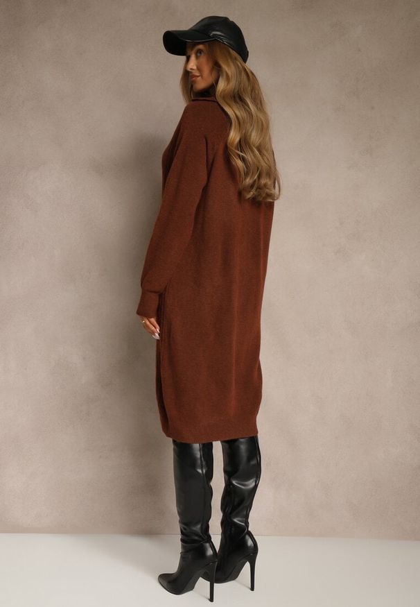 Renee - Brązowa Sweterkowa Sukienka z Bawełną i Wełną Ozdobiona Suwakiem Reinda. Okazja: na co dzień, na imprezę. Kolor: brązowy. Materiał: wełna, bawełna. Wzór: aplikacja. Typ sukienki: proste, oversize. Styl: casual. Długość: midi