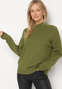 Born2be - Zielony Golf z Metalicznymi Guzikami Aderlia. Okazja: do pracy, na spotkanie biznesowe, na co dzień. Typ kołnierza: golf. Kolor: zielony. Materiał: jeans. Styl: biznesowy, elegancki, casual, klasyczny #7