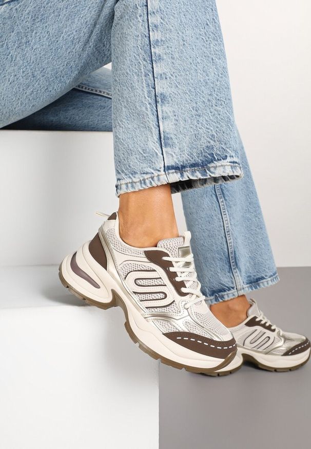 Born2be - Beżowo-Brązowe Sneakersy na Grubej Tłoczonej Podeszwie z Geometrycznym Wzorem Deliorith. Okazja: na co dzień. Kolor: beżowy. Wzór: geometria