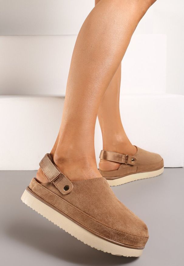 Born2be - Ciemnobeżowe Klapki w Typie Chodaków na Grubej Podeszwie Jrea. Kolor: beżowy