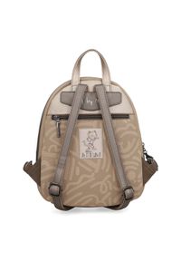 Plecak damski Anekke, z ozdobnym motywem graficznym i metalowym logotypem zamykany na zamek wyposażony w poręczną rączkę regulowane szelki oraz dekor. Kolor: beżowy. Wzór: nadruk. Styl: casual, elegancki, klasyczny #2